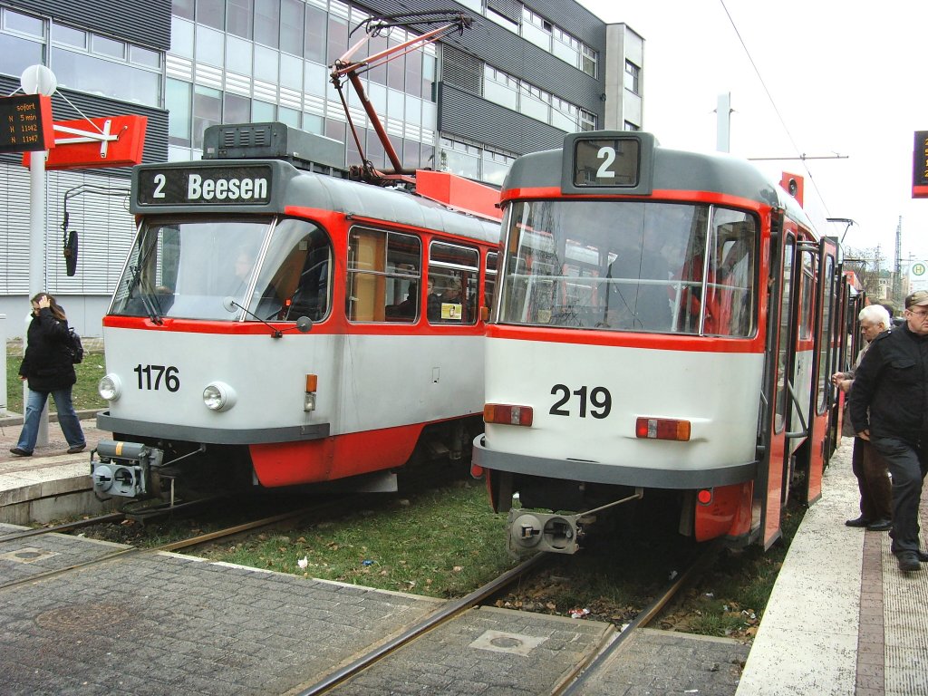 Begegnung zweier Tatra-Zge am Hauptbahnhof Halle/Saale, 28.12.2009