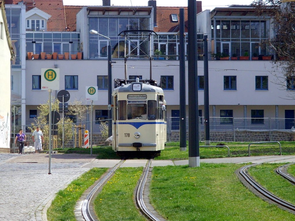 Blick zum Gelenkzug 178 in der Wendeschleife Domplatz, Erfurt 25.4.2010