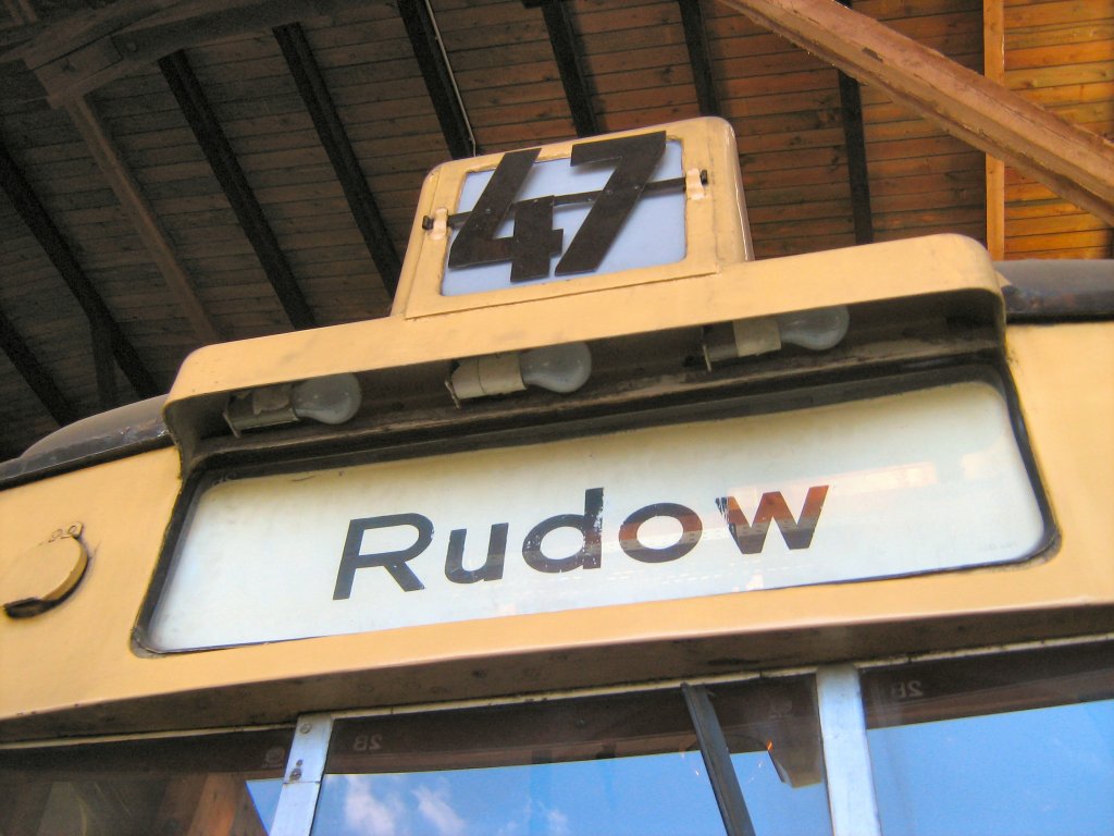 Detail alte Strassenbahn, ehem. Linie 47 nach Rudow, ausgestellt in der Monumentenhalle Berlin, 2007