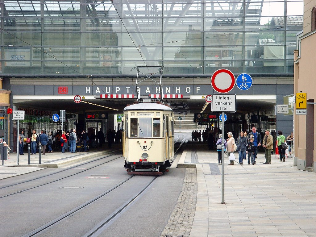 Einfahrt in die Haltestelle Hauptbahnof, Erfurt Mai 2010