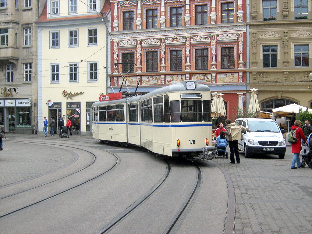 Gelenkzug 178 biegt in die Marktstrasse ein, Erfurt Mai 2010