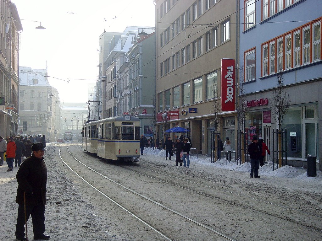 Gelenkzug mit Beiwagen in der Bahnhofstrasse, 3.12.2010