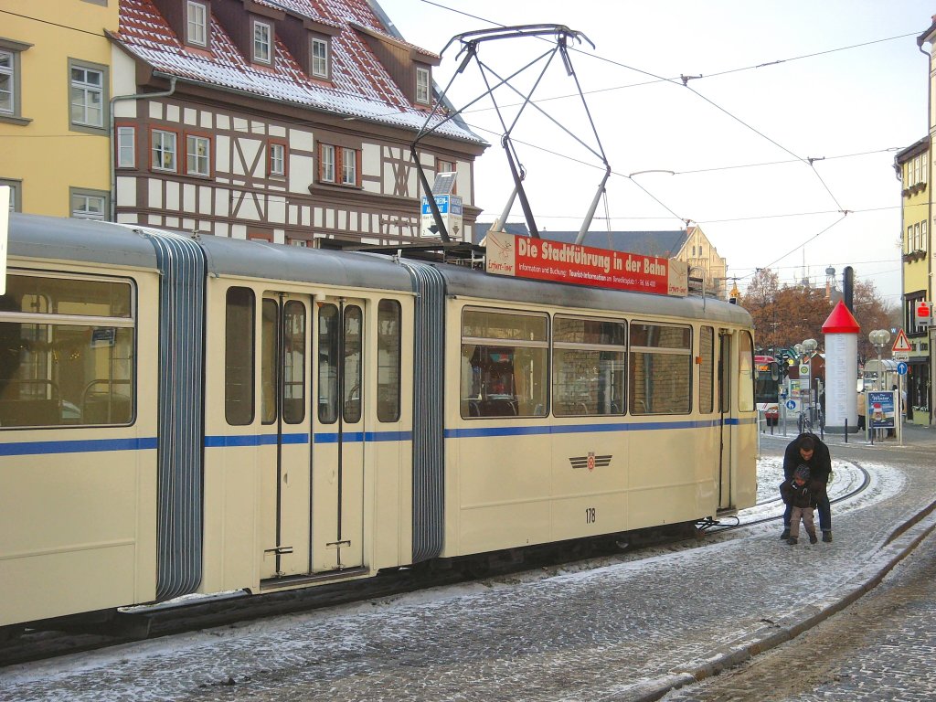 Gotha-Gelekwagen 178 wartet in der Schleife Domplatz auf seine nchste Stadtrundfahrt, Erfurt Dezember 2009