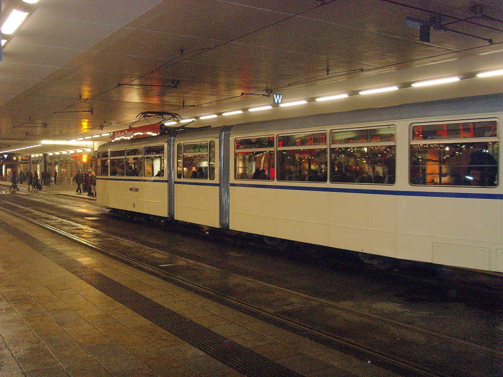 Gotha-Gelenktriebwagen im Bahnhofstunnel, 11.12.2010