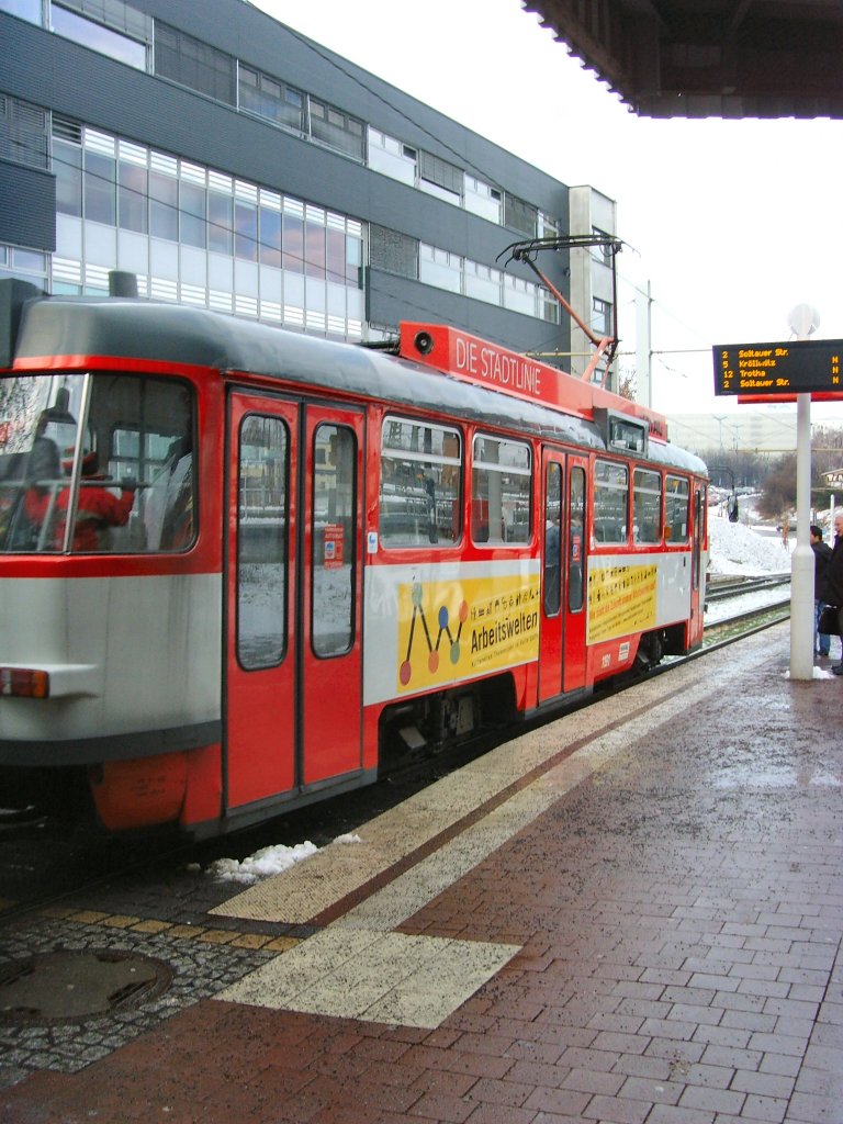 T3  - Triebwagen an der Haltestelle Hauptbahnhof Halle/Saale am 23.12.2009