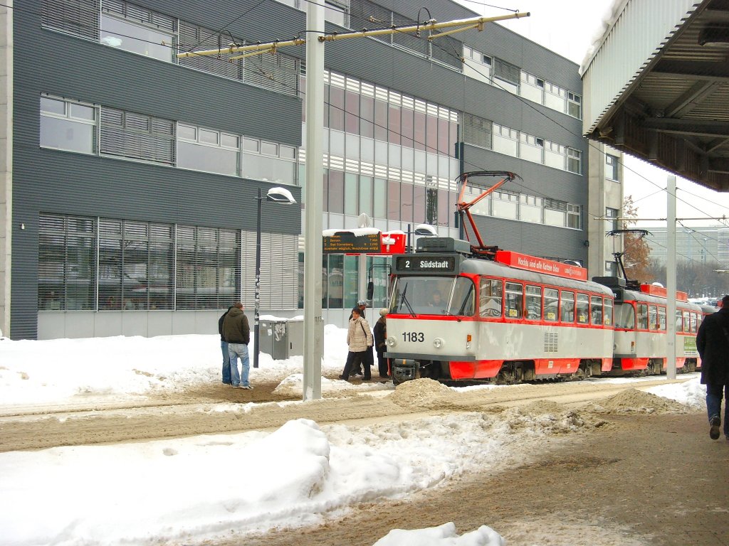 T3-Zug an der Hst. Hauptbahnhof Halle/Saaale, Halle 11.1.2010