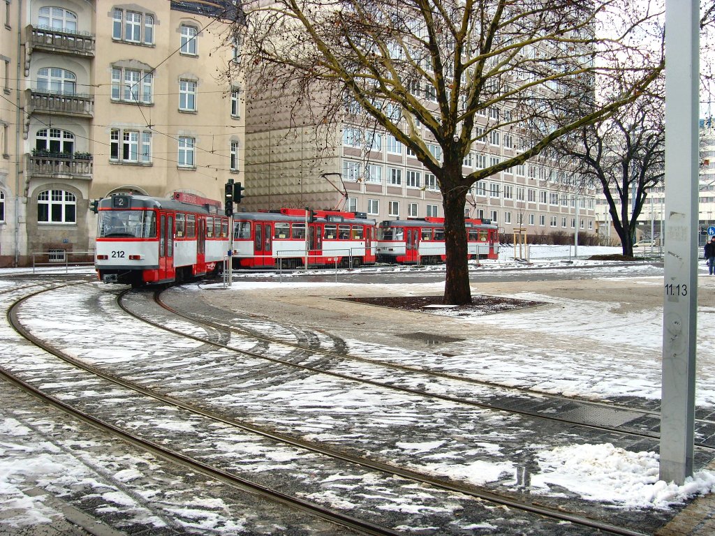 Tatra-Zug hat gerade die Haltestelle Hauptbahnhof Halle/Saale am 23.12.2009 verlassen