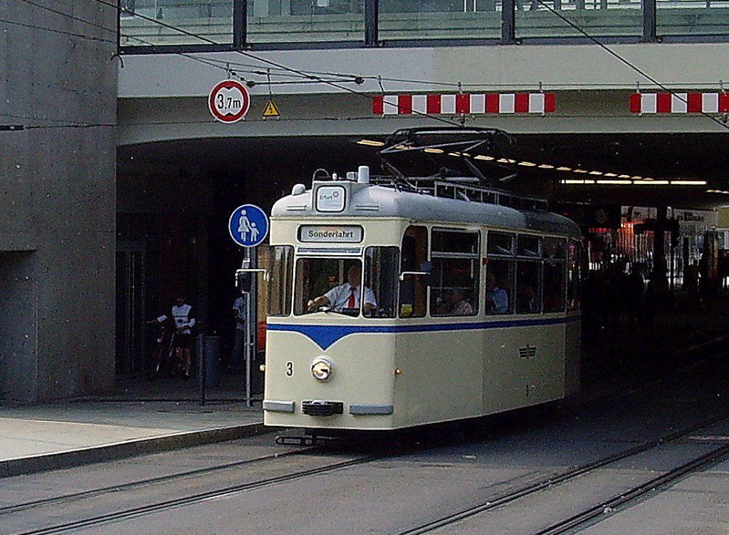 Tw 3 (Gotha-Wagen) verlsst den bahnhofstunnel, Erfurt Mai 2010