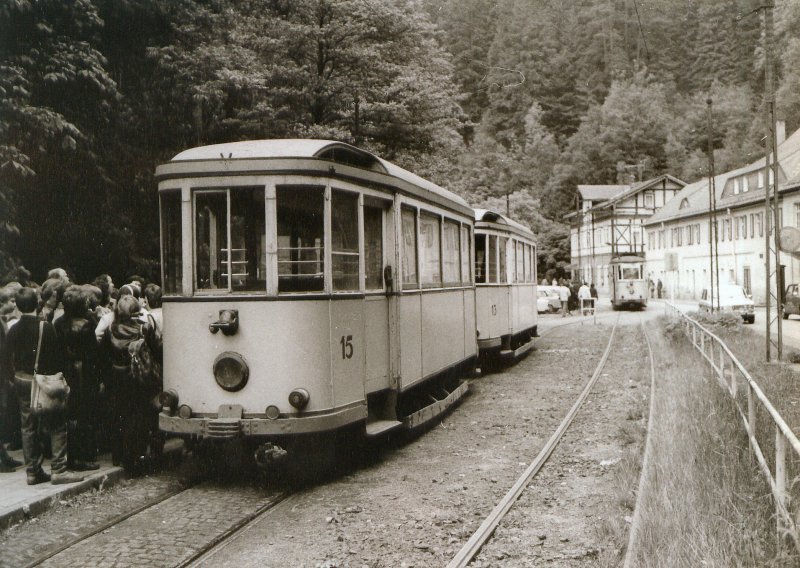 Alte Beiwagen der Kirnitzschtalbahn, hier am Lichtenhainer Wasserfall, um 1985