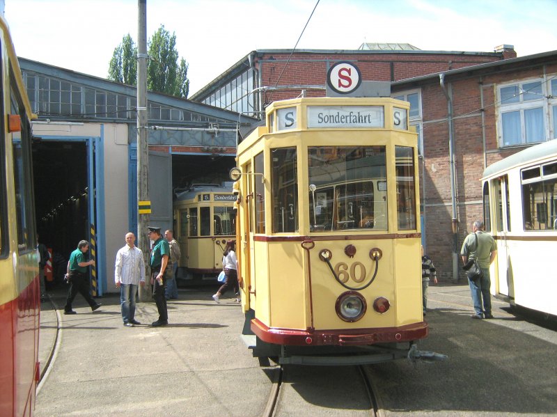 Altes Depot (Museumswerkstatt) Bachgasse mit Tw 60 i, Vordergrund - 9.5.2009