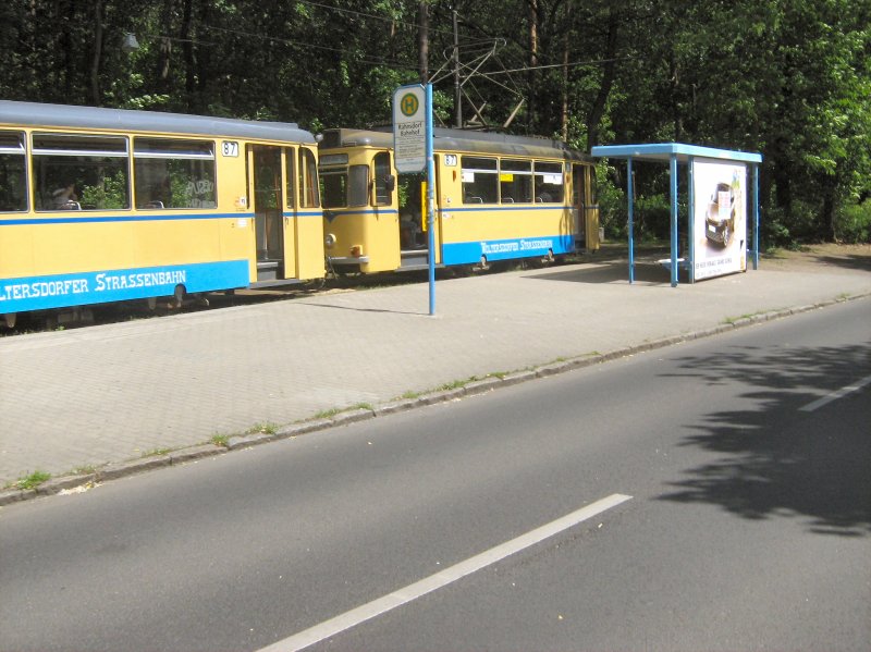 Blick ber die Strasse zum GOTHA-Zug an der Endstelle S-Bahnhof Rahnsdorf, 23.5.2009