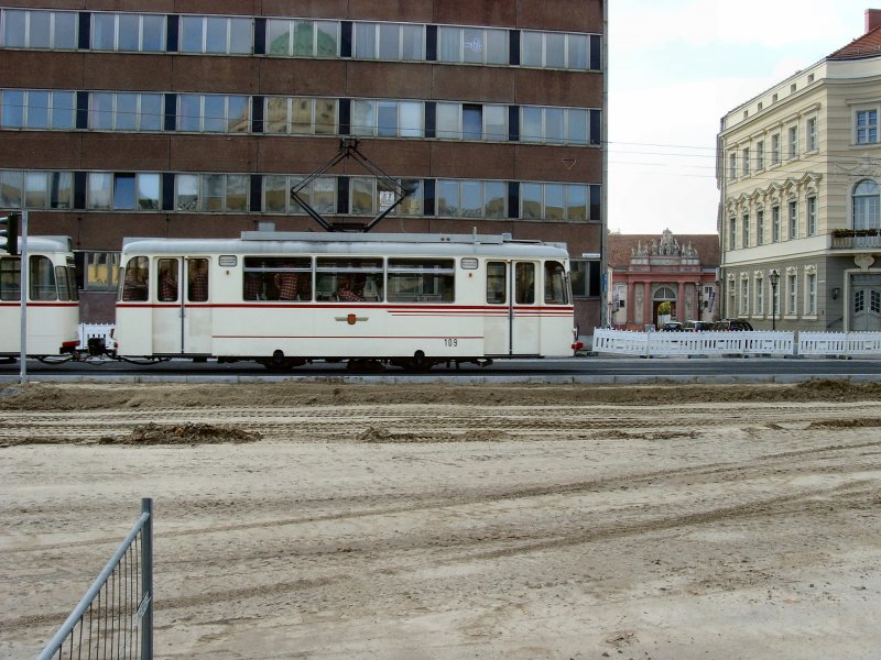 Blick zum stadteinwrts fahrenden Gotha-Zug an der umgebauten Strecke zum Platz der Einheit, Potsdam Oktober 2009