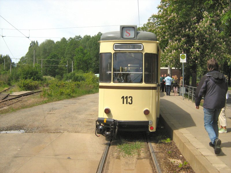Gotha-Zug: Beiwagen 113 hinter Tw an der Endstelle Messegelnde, Mai 2009