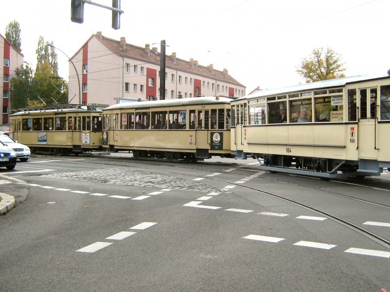 Hist. Strassenbahnzug biegt in die Prenzlauer Allee ein, 12.10.2008 BERLIN