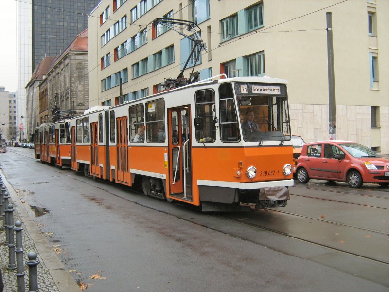 KT4D-Doppeltraktion (vorn Tw 422) in Berlin-Mitte, November 2007
