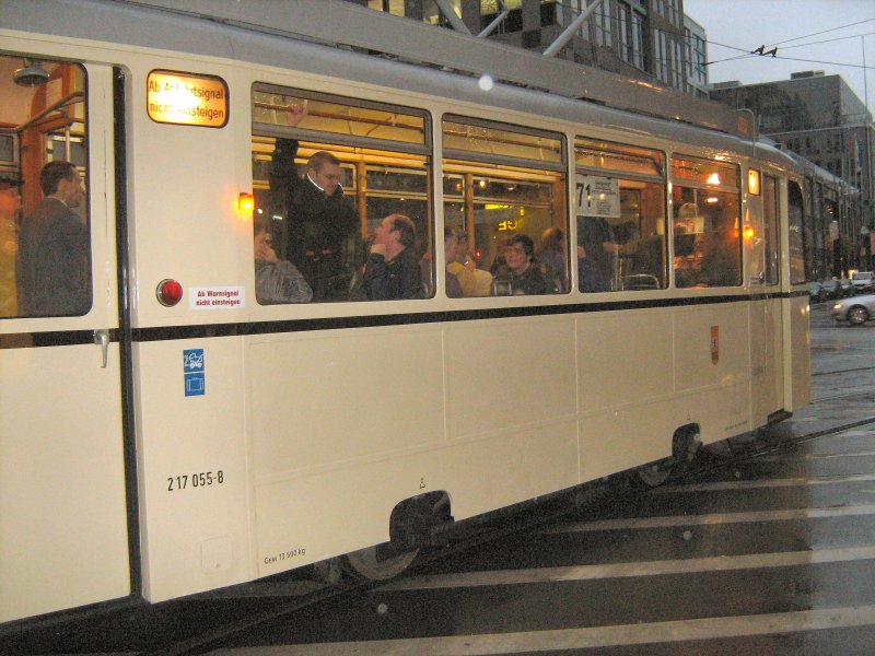 REKO-TW biegt in die Friedrichstrasse ein. Es dmmert schon bei dieser Themenfahrt im November 2007