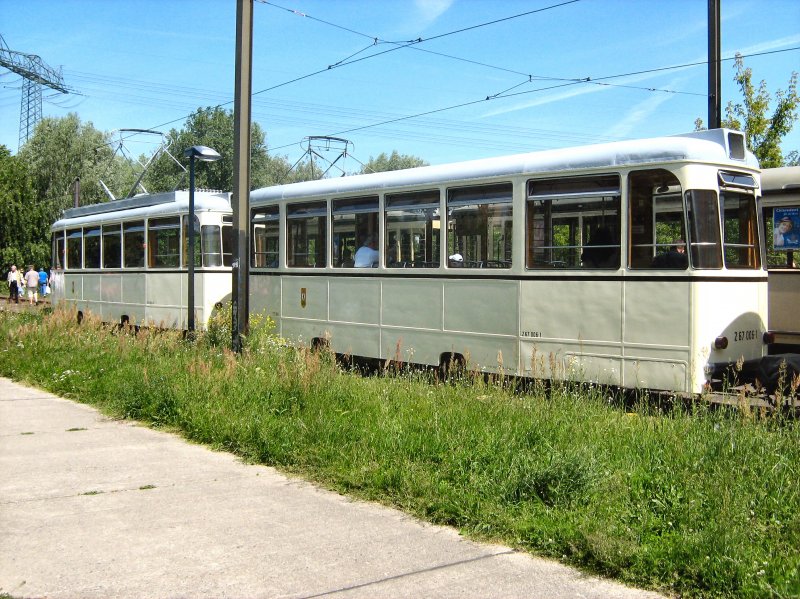 REKO-Zug mit Beiwagen in der Schleife Wuhletalstrasse in Marzahn, 14.6.2009