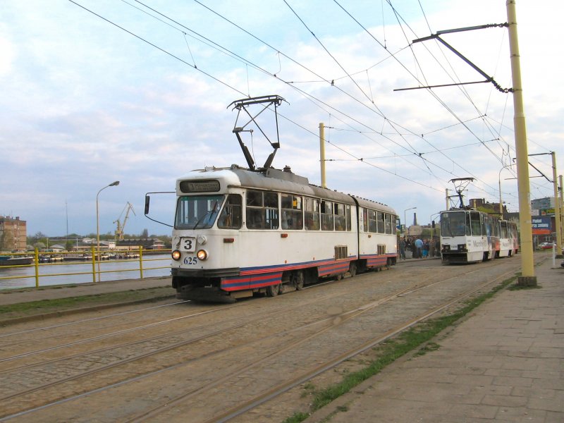 Strassenbahnen am Bahnhof, 2006