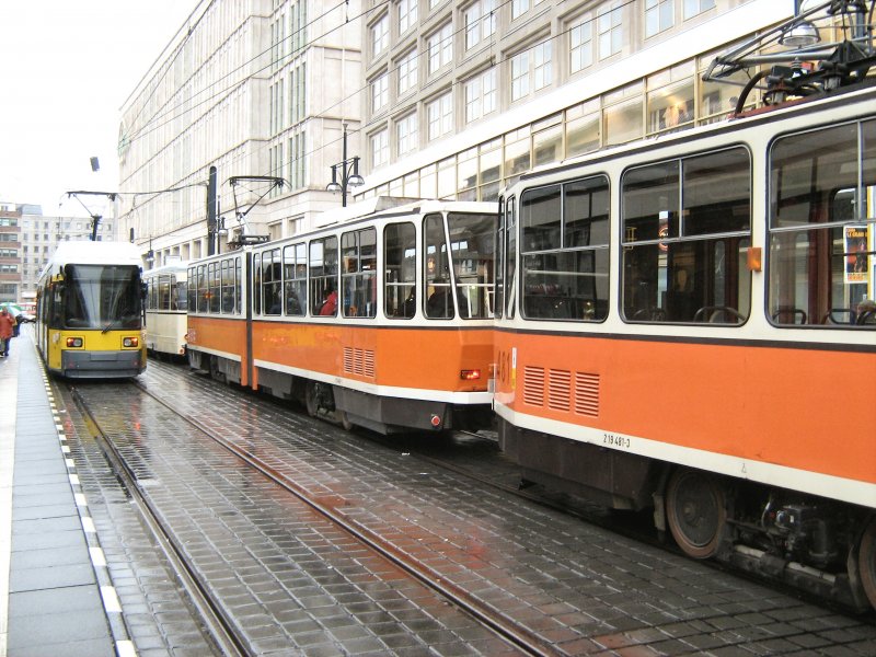 TATRAs am Alexanderplatz, vorn Tw 482, hinten Tw 481 - November 2008