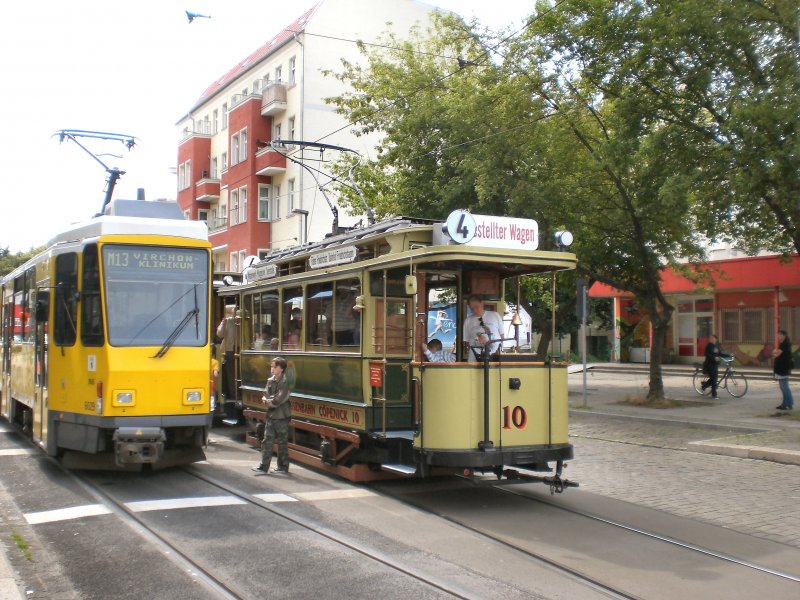 Tw 10 Coepenick neben Linien-Tatra KT4D der Linie M13 in der Schleife bei der Warschauer Strasse, Berlin Juli 2009