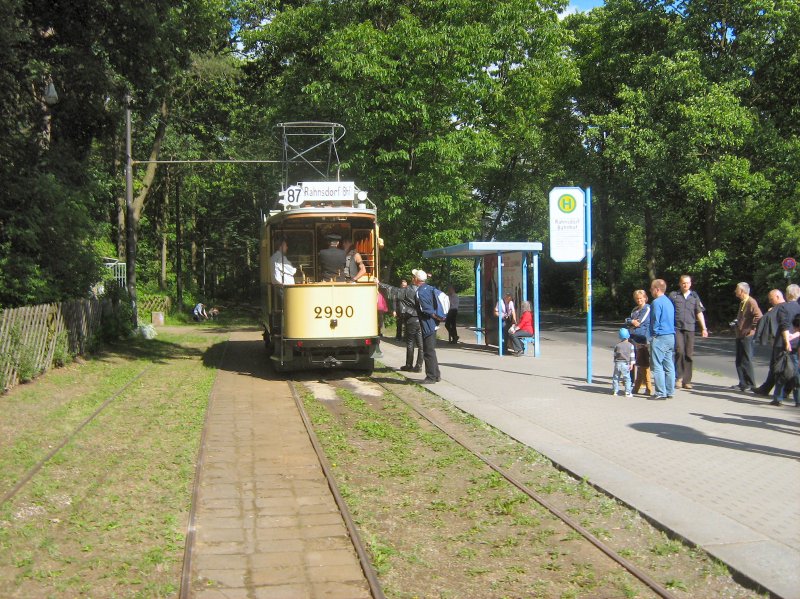 Tw 2990 kurz vor der Abfahrt an der Endstelle S-Bahnhof Rahnsdorf am 23. 5. 2009