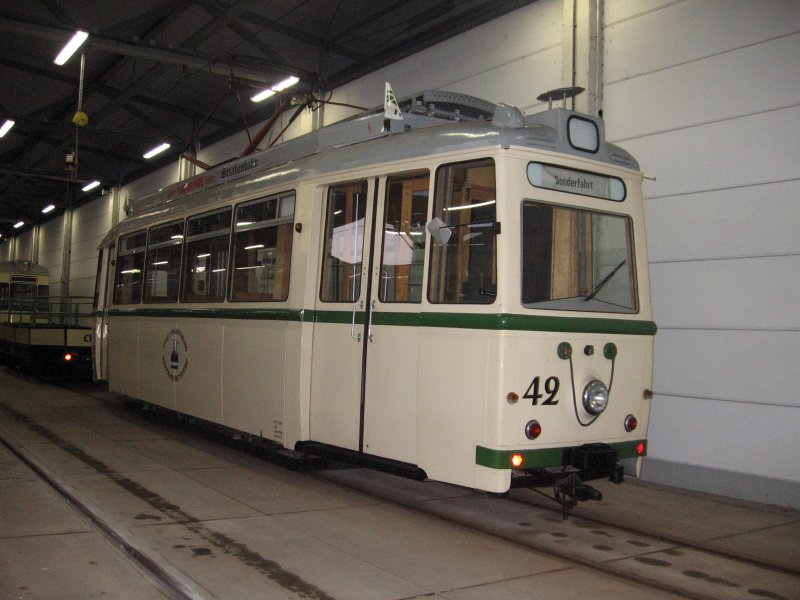 Tw 42 der Brandenburger Strassenbahn im Depot
(Besucherbesichtigung 2006) 