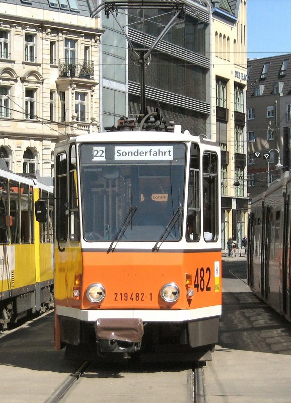 Tw 482 als Linie 22 am Hackschen Markt, 19.4.2009