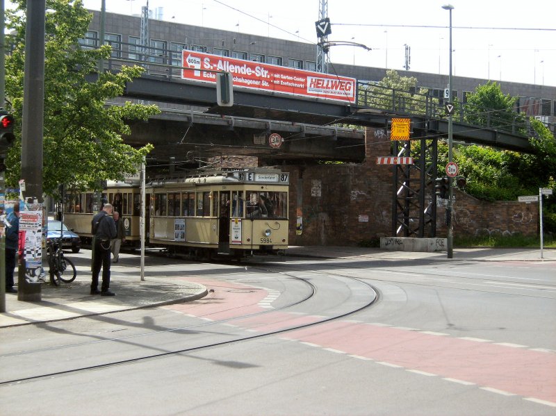 Tw 5984 kommt unter der S-Bahnbrcke hervor, um in die Wendeschleife abzubiegen - 17.5.2009