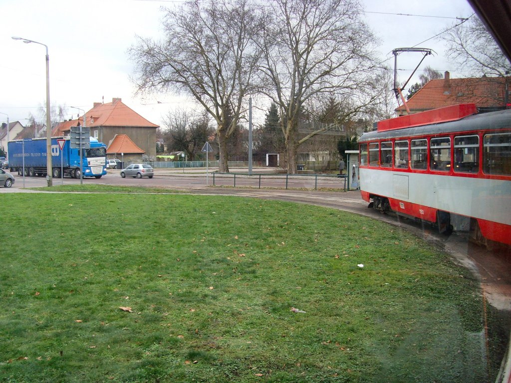 Blick aus dem T4-Groraumzug in der Endschleife Frohe Zukunft in Halle/Saale am 28.12.2009