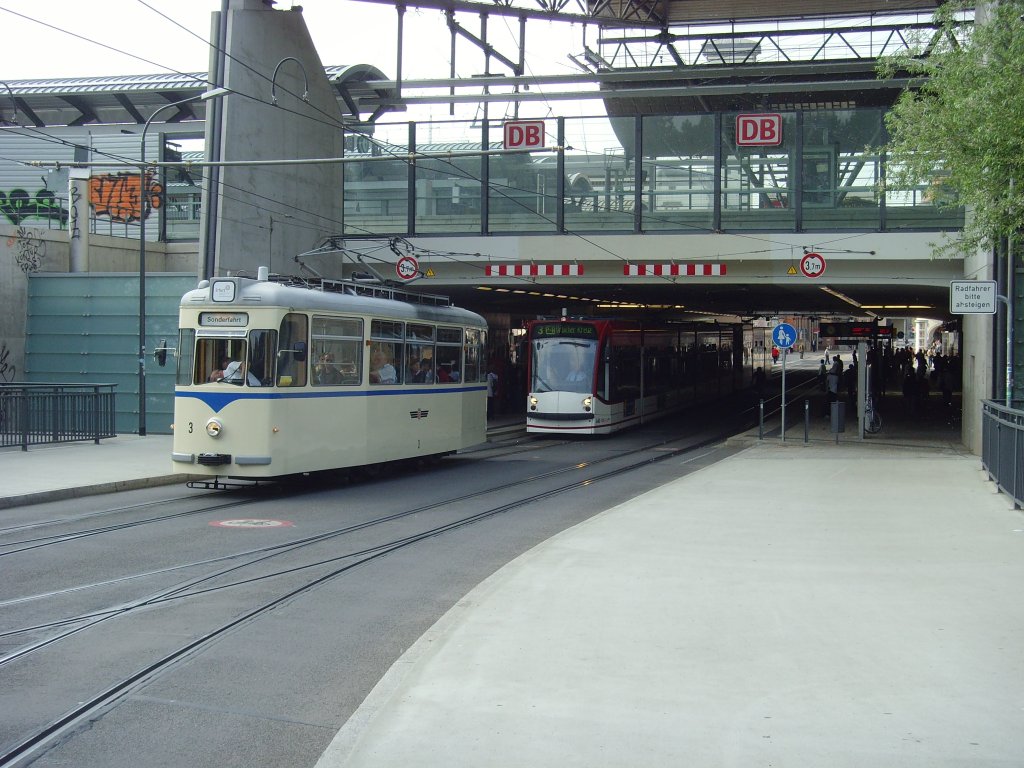 Gotha-Tw 3 vor Combino am Hauptbahnhof, Mai 2010