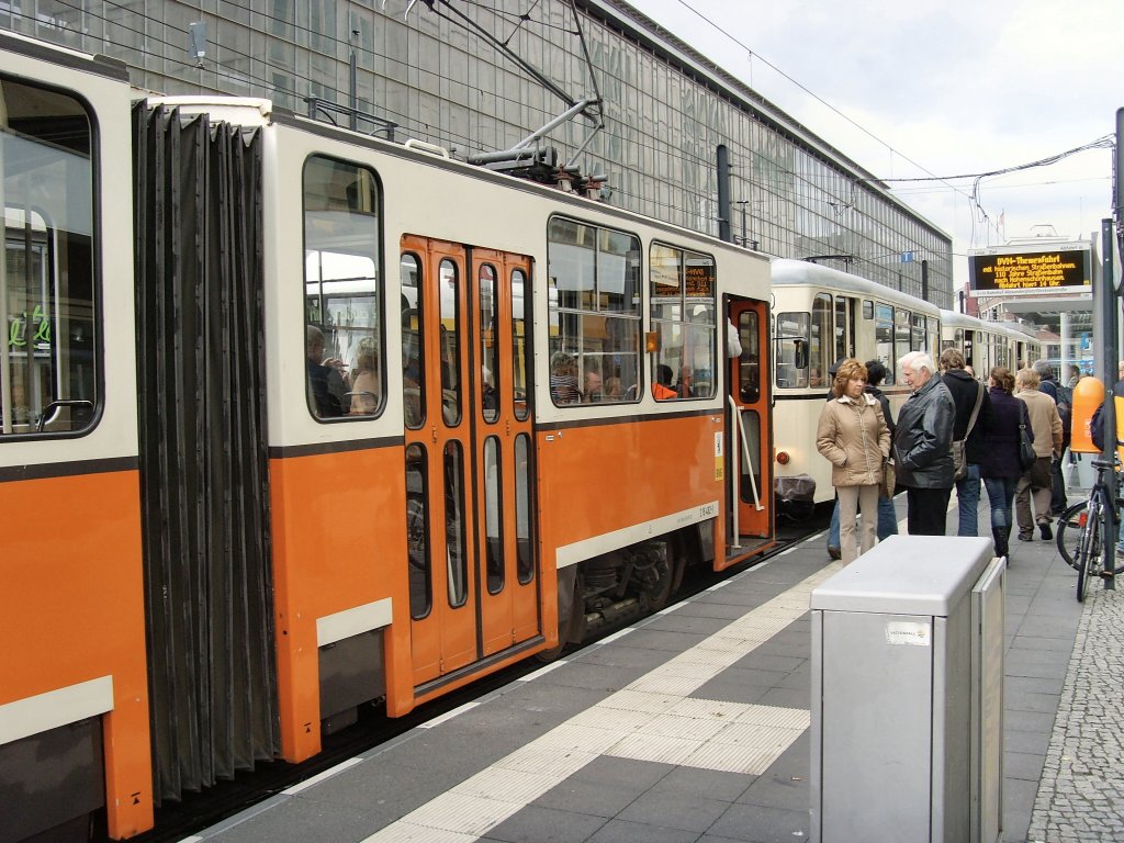 KT4D-Zug hinter REKO-Zug am Alexanderplatz, Berlin Oktober 2009