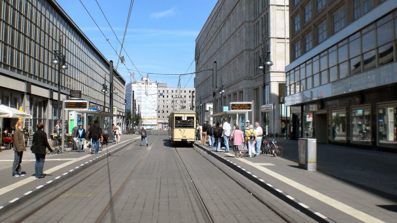 Blick zur Haltestelle der M2 am Alexanderplatz, 14.6.2009