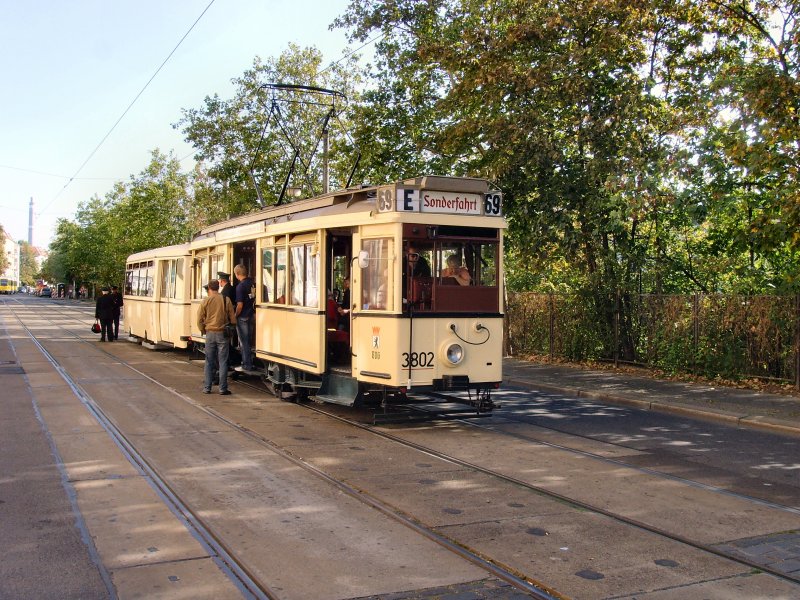 Der historische Strassenbahnzug mit Tw 3802 an der Hst. bahnhof Lichtenberg fhrt gleich wieder zum betriebshof Lichtenberg zurck, Berlin 26.9.2009