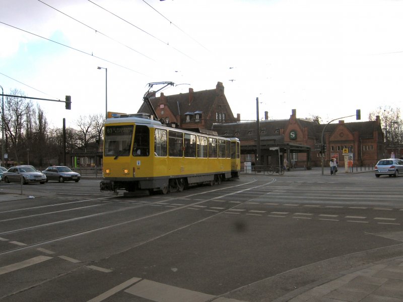 Doppeltraktion T6A vor dem Bahnhof Schneweide, Berlin 2006