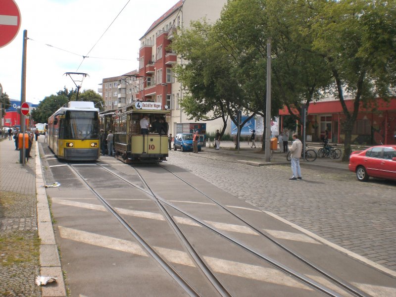 Linienzug der M13 und Tw 10 in der Wendeschleife bei der Warschauer Strasse, Berlin Juli 2009