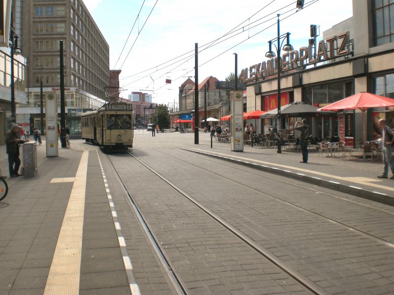 T24-Zug: Einfahrt in die Haltestelle Alexanderplatz (M2). Berlin Juli 2009