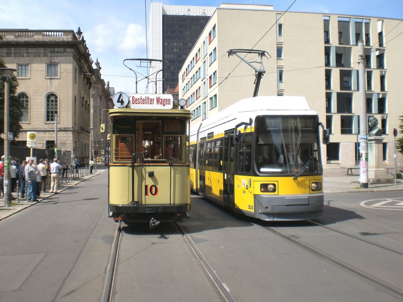 Tw 10 neben Niederflurbahn, Schleife am Kupfergraben Berlin-Mitte, 12.7.2009