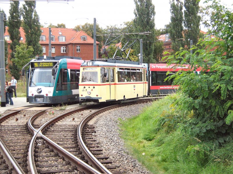 Tw 46 neben Comnino, Potsdam Endschleife Viereckremise im September 2007