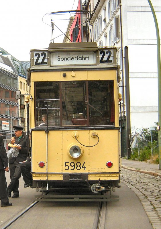 Tw 5984 als Linie 22 am Hackschen Markt, Sommer 2008