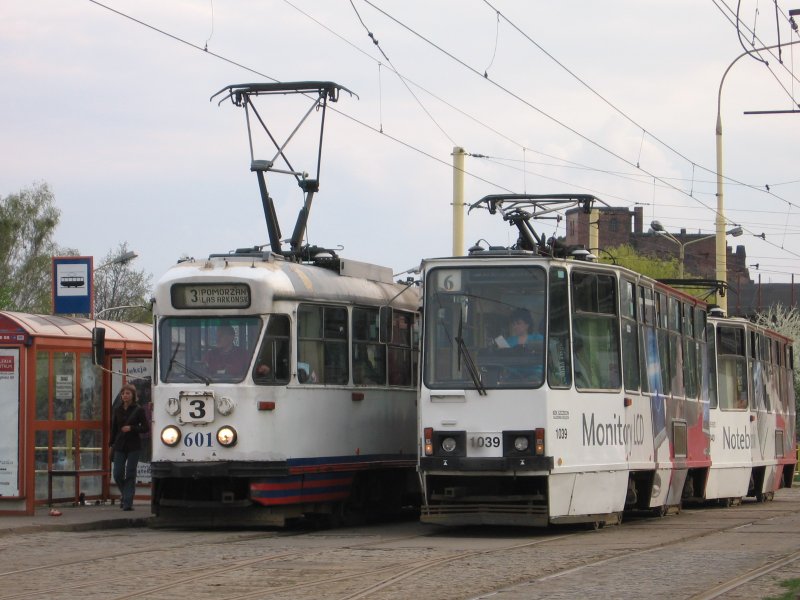 Wagen 601 und 1039, Linien 3 und 6 am Hbf Stettin, Mai 2006